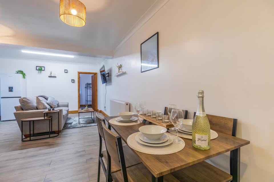 6 beds, 3 bedroom apartment in the centre of Southampton with free parking Apartment in Southampton