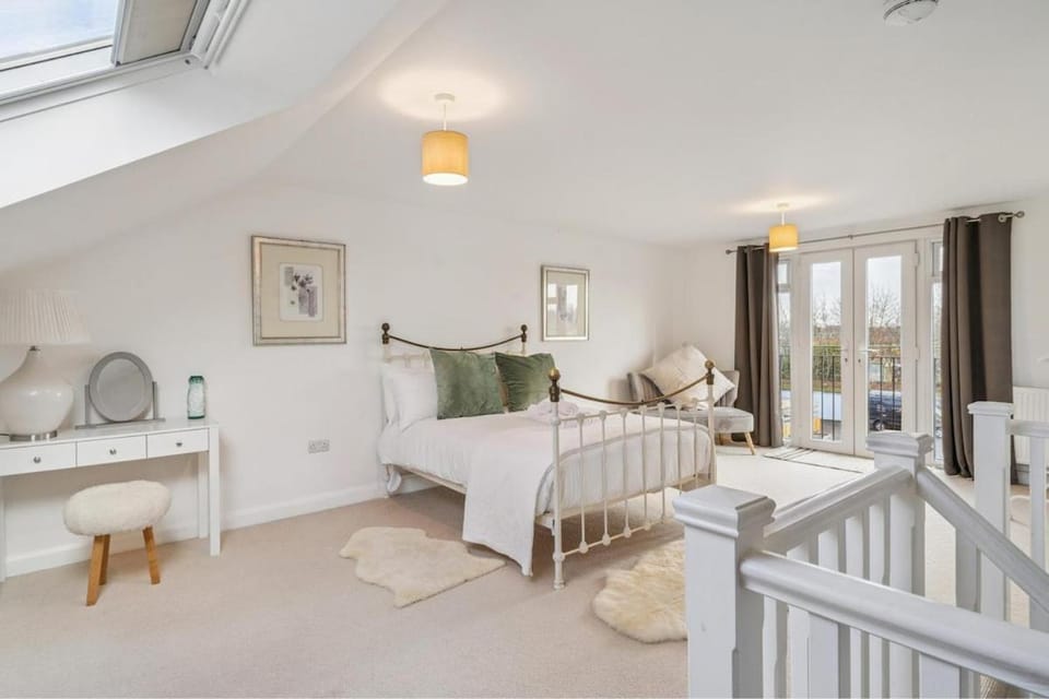 4-Bedroom Family Home in the Heart of Windsor - By Tempstay House in Windsor
