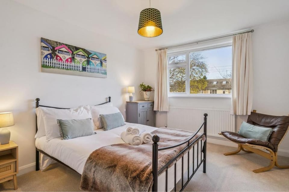 4-Bedroom Family Home in the Heart of Windsor - By Tempstay House in Windsor