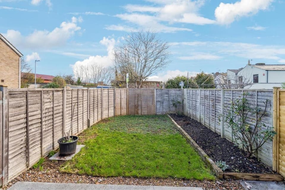 4-Bedroom Family Home in the Heart of Windsor - By Tempstay House in Windsor