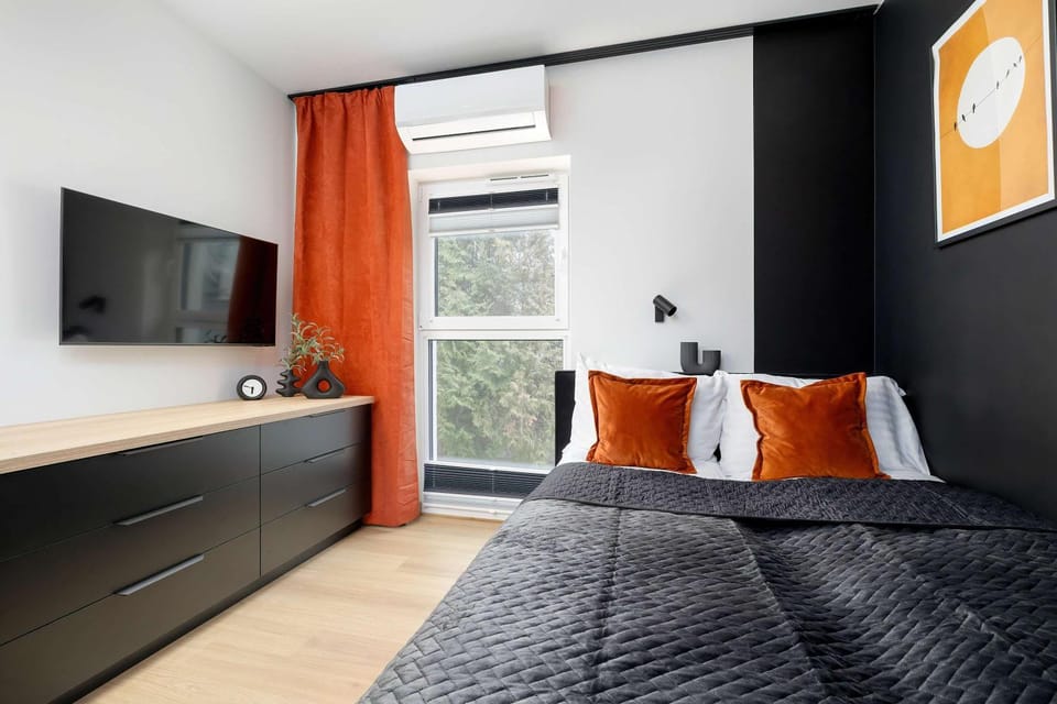 Bed, TV and multimedia, Living room, Photo of the whole room, Seating area, Evening entertainment, Bedroom