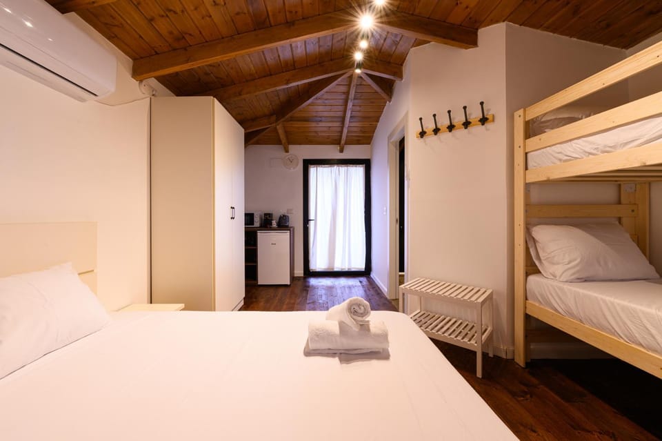 Bed, Bedroom, towels
