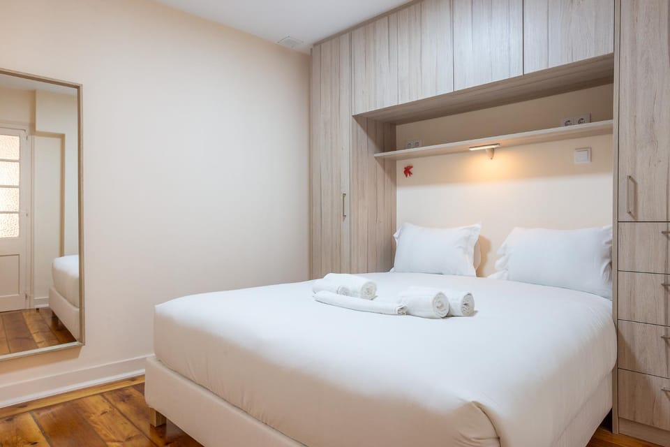 Bed, Bedroom, towels, wardrobe
