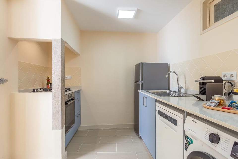 Coffee/tea facilities, Kitchen or kitchenette, dishwasher, oven, stove, toaster, washing machine, kitchen