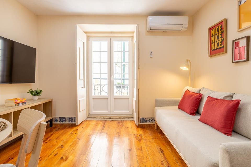 TV and multimedia, Living room, Seating area, internet, air conditioner