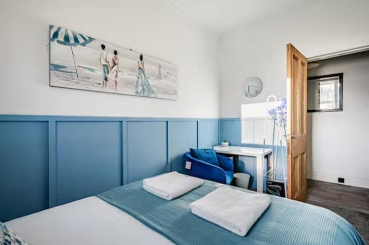 Bedroom, towels