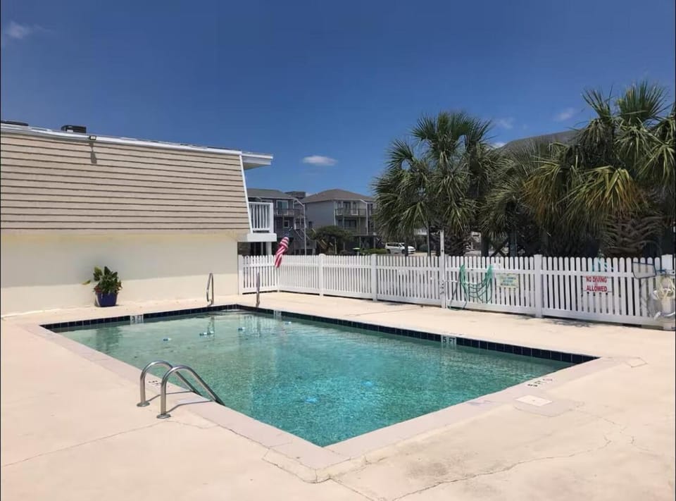 Sanderling - Pet Friendly - Walk to Beach - Pool! Apartment in Holden Beach