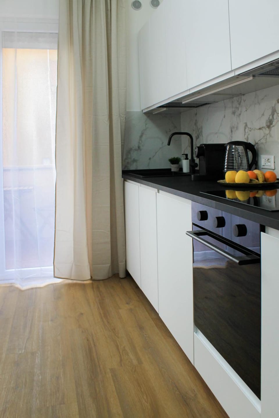 Coffee/tea facilities, Kitchen or kitchenette, oven, stove