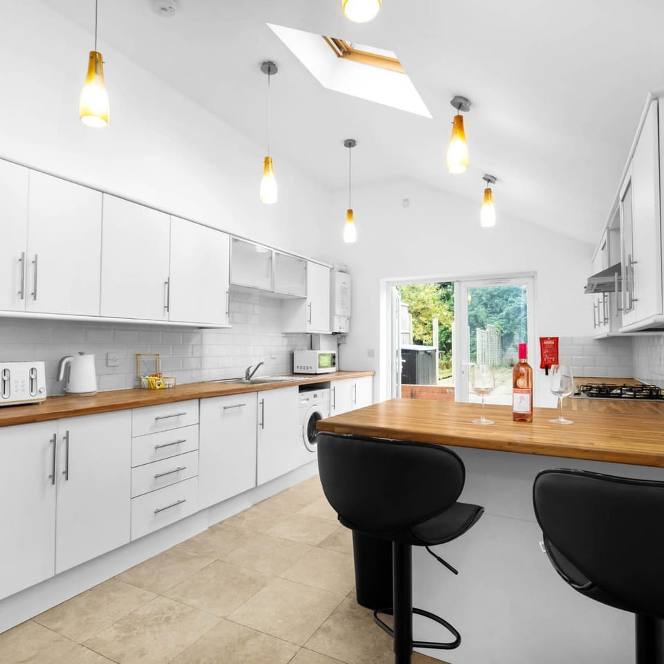 Coffee/tea facilities, Kitchen or kitchenette, stove, toaster