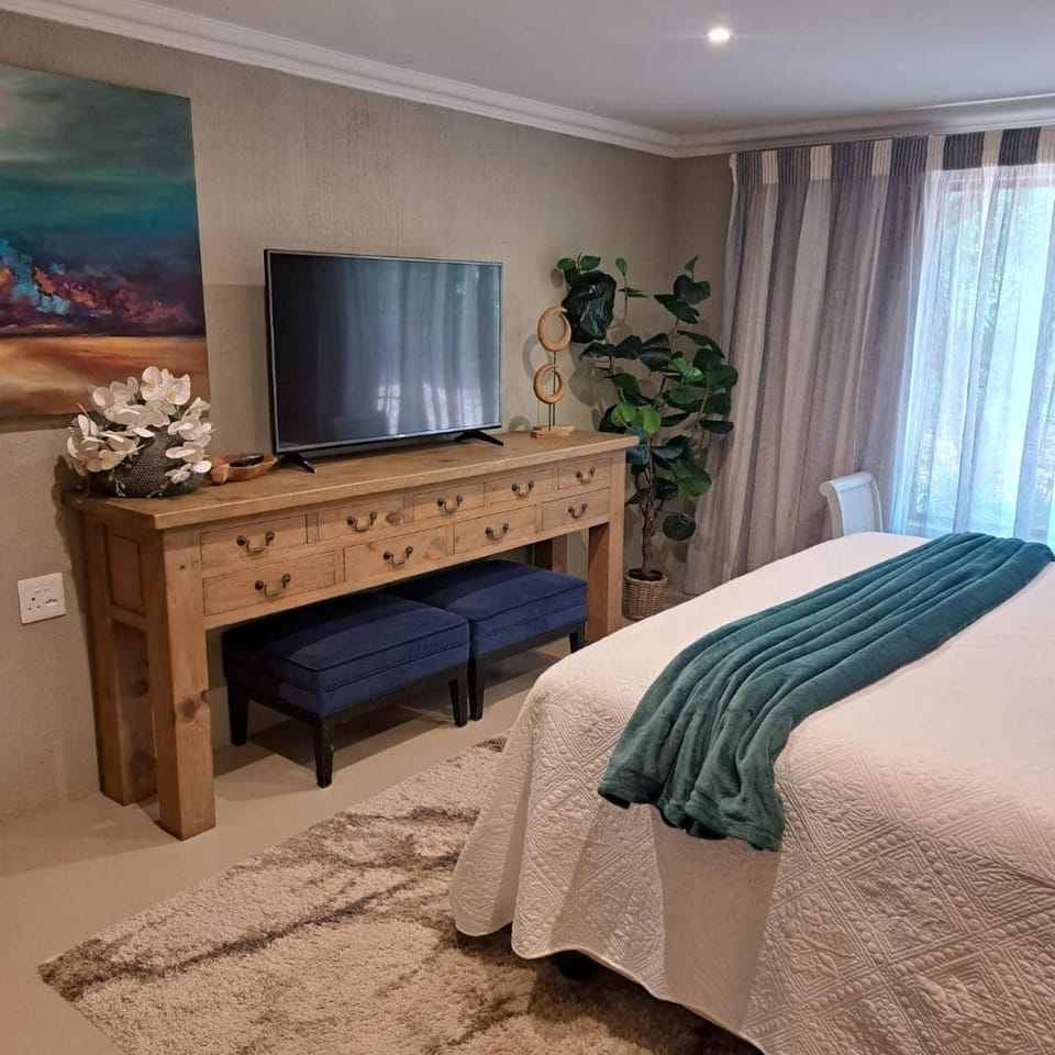 TV and multimedia, Photo of the whole room, Bedroom