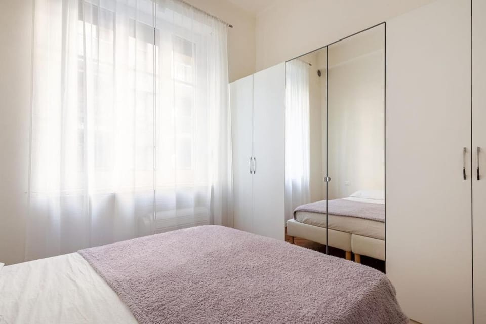 Photo of the whole room, Bedroom, wardrobe
