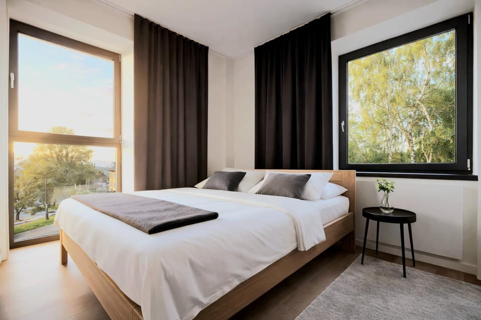 Bed, Mountain view, Quiet street view