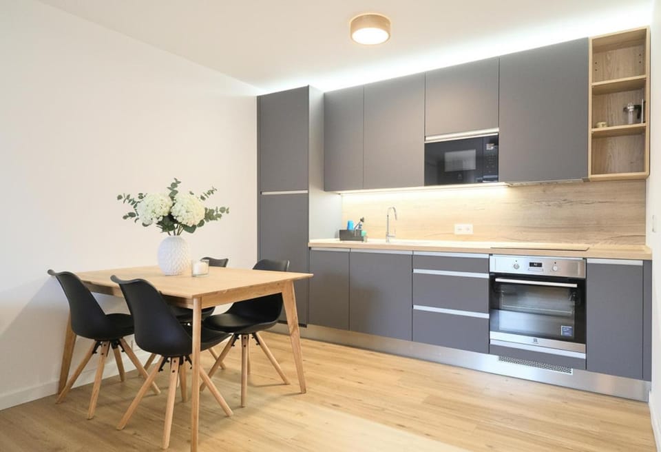 Kitchen or kitchenette, Dining area