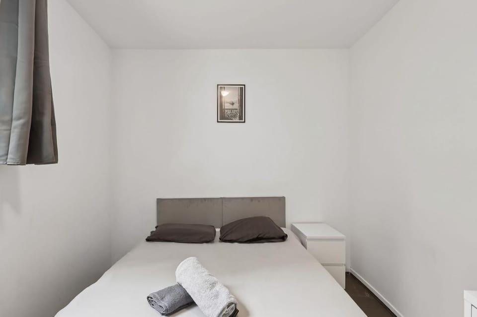 Bed, TV and multimedia, Photo of the whole room, Bedroom, towels