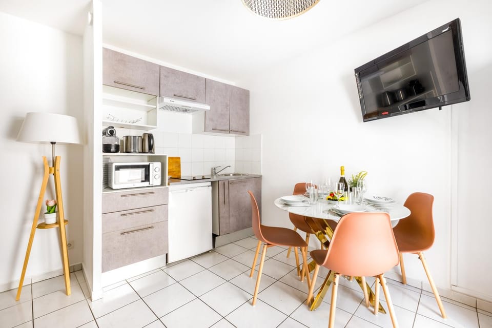 TV and multimedia, Kitchen or kitchenette, Dining area