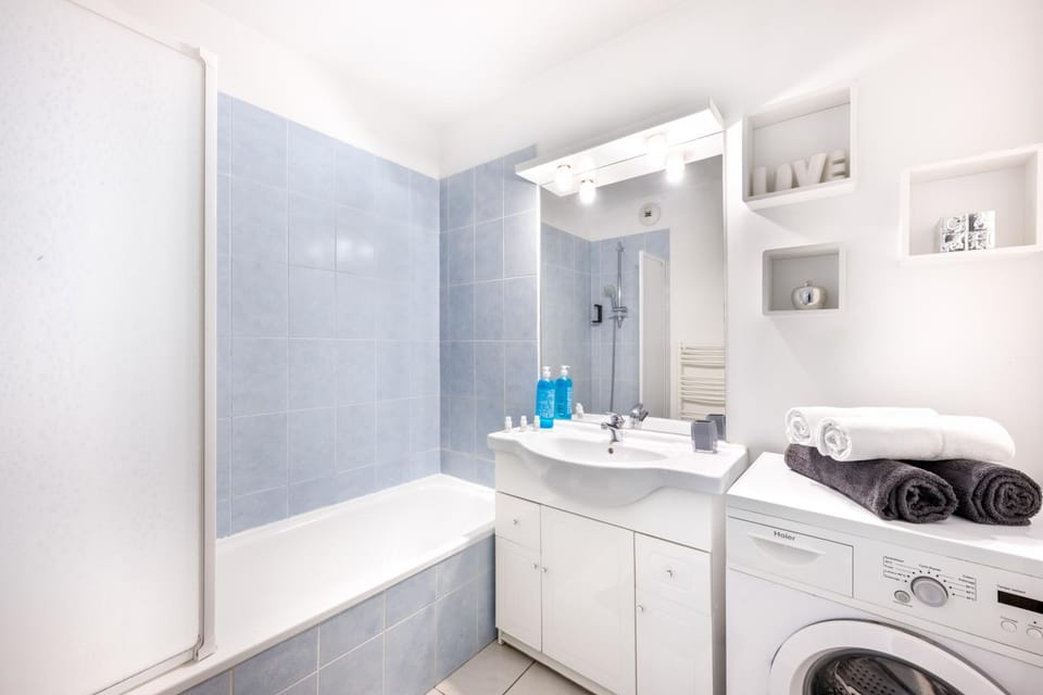 Bathroom, towels, washing machine