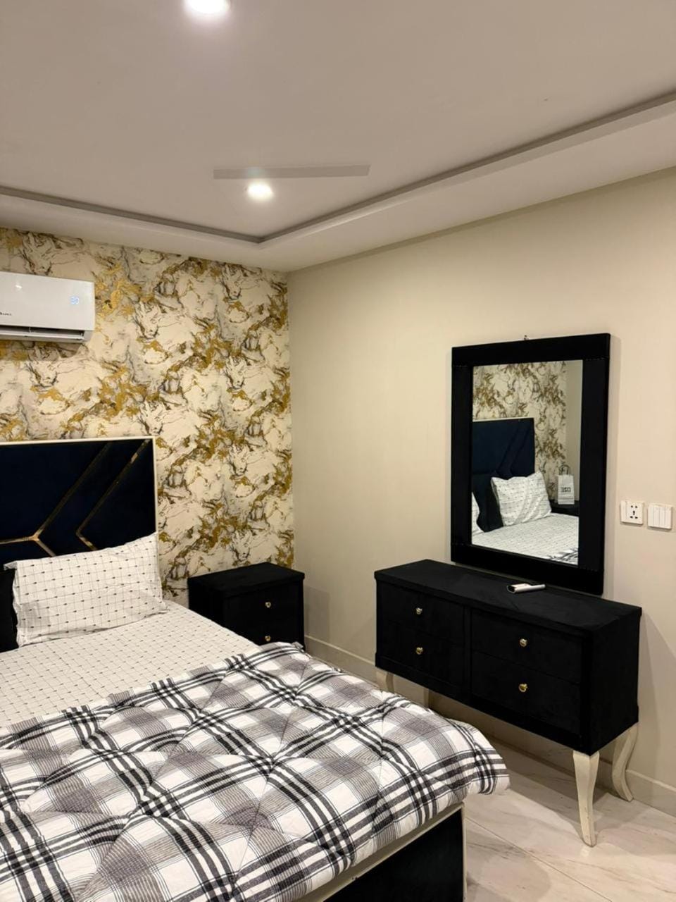 Bed, Photo of the whole room, air conditioner