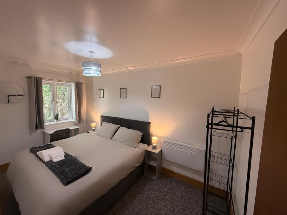 4 bed - contractor, family stays - free parking Apartment in Southampton