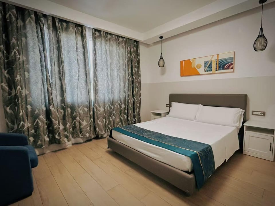 Bed, Photo of the whole room, Seating area, Bedroom