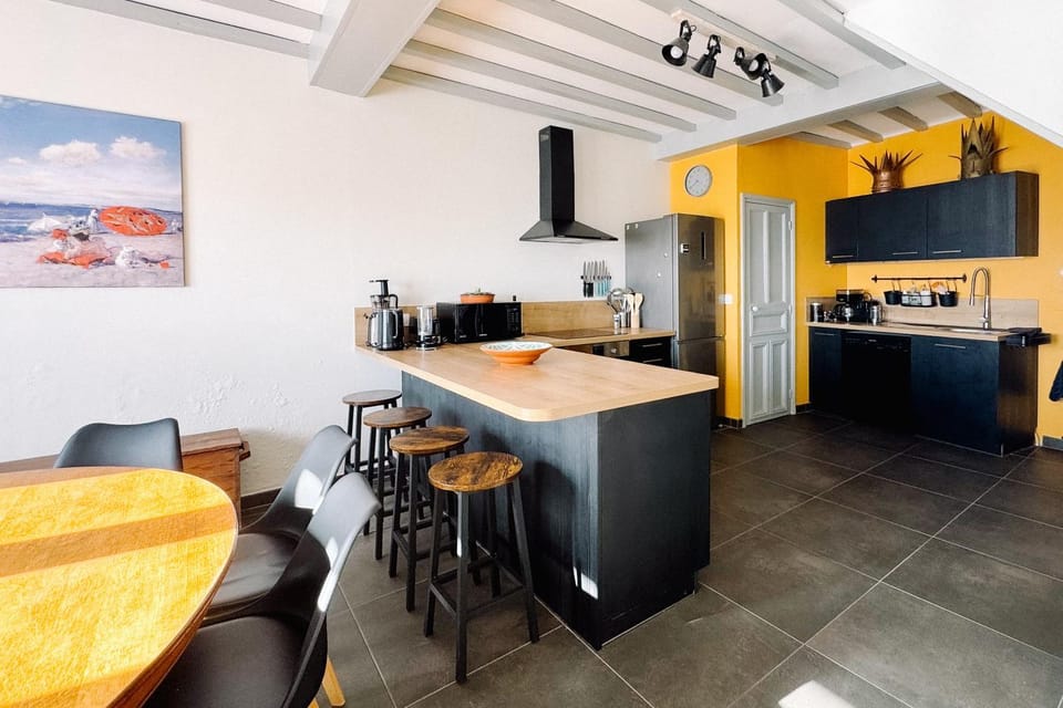 Kitchen or kitchenette, Dining area, oven, stove