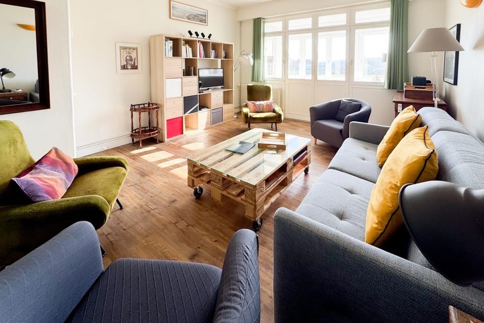 Living room, Seating area