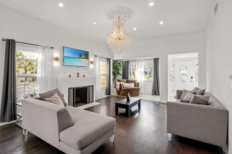 Beverly Hills Home + Guest House • Hot Tub House in Beverly Hills