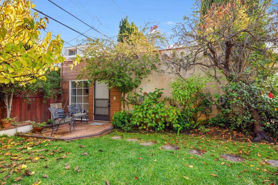 Beverly Hills Home + Guest House • Hot Tub House in Beverly Hills
