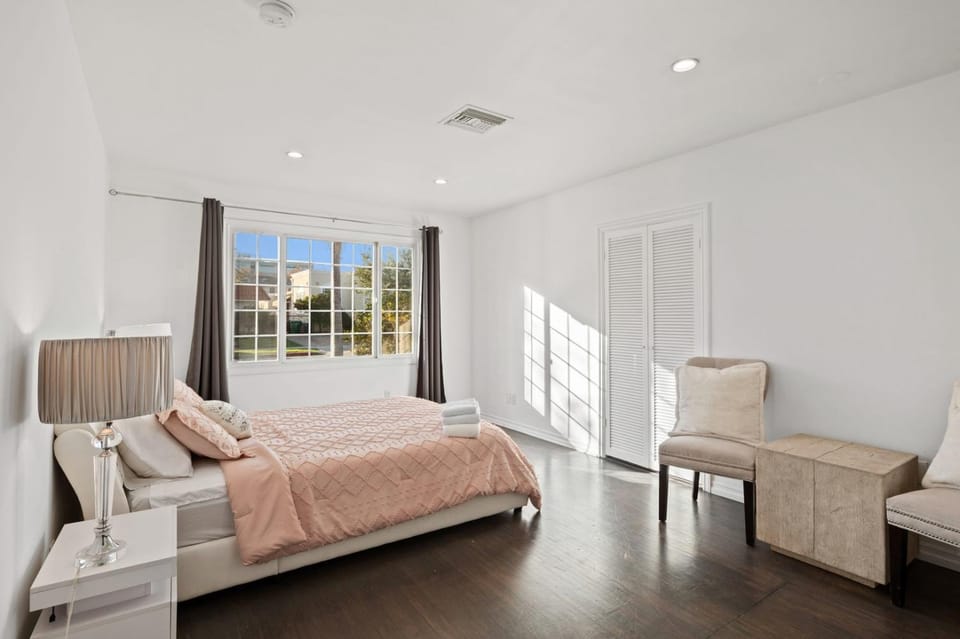Beverly Hills Main House • 3BR • Hot Tub House in Beverly Hills