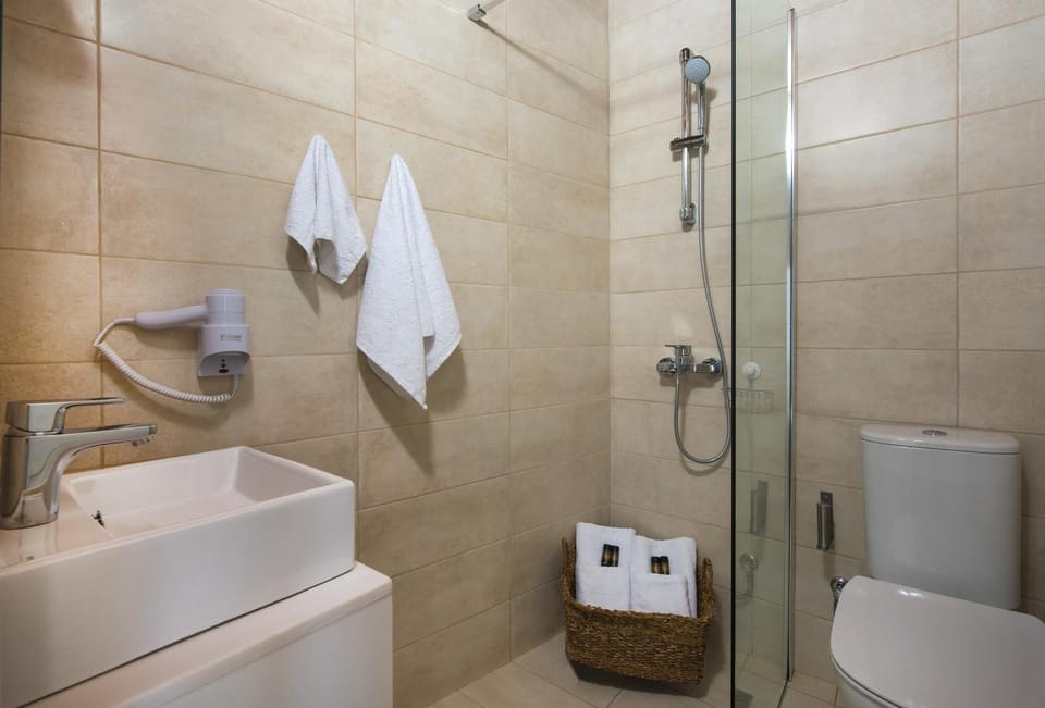 Shower, Toilet, Bathroom, towels