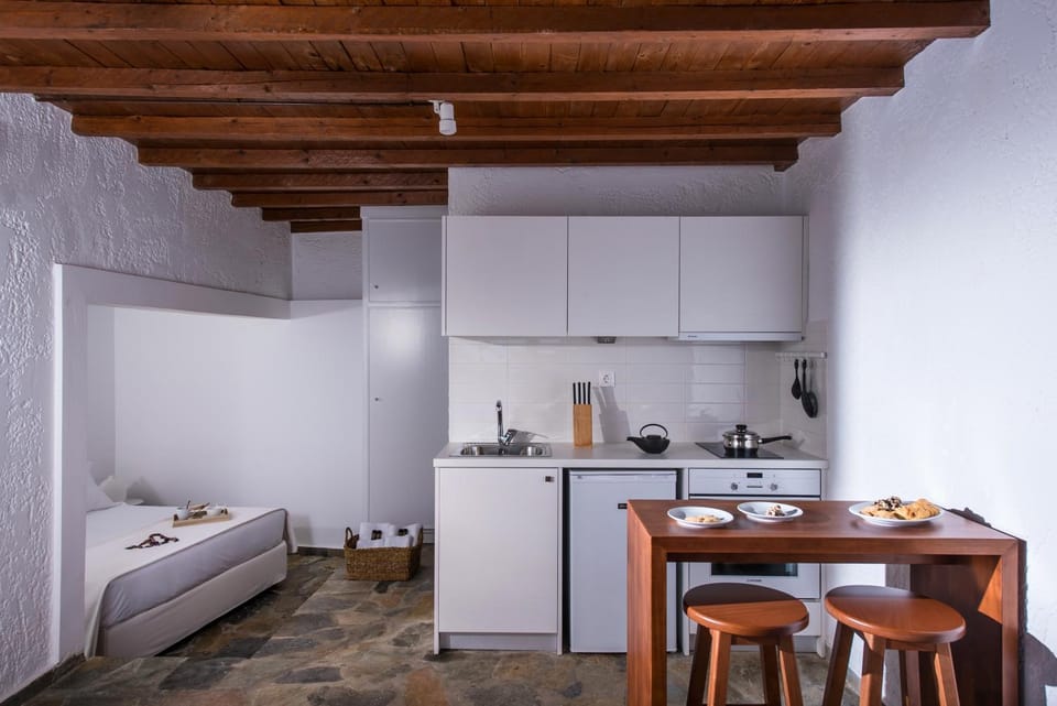 Bed, Coffee/tea facilities, Kitchen or kitchenette, Living room, Photo of the whole room, Seating area, Dining area, Bedroom, oven, stove