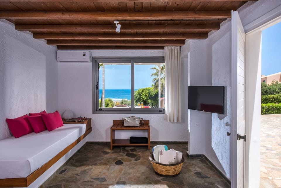 Bed, TV and multimedia, View (from property/room), Living room, Photo of the whole room, Seating area, Sea view, air conditioner
