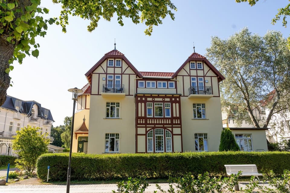 Property building, Garden, Location