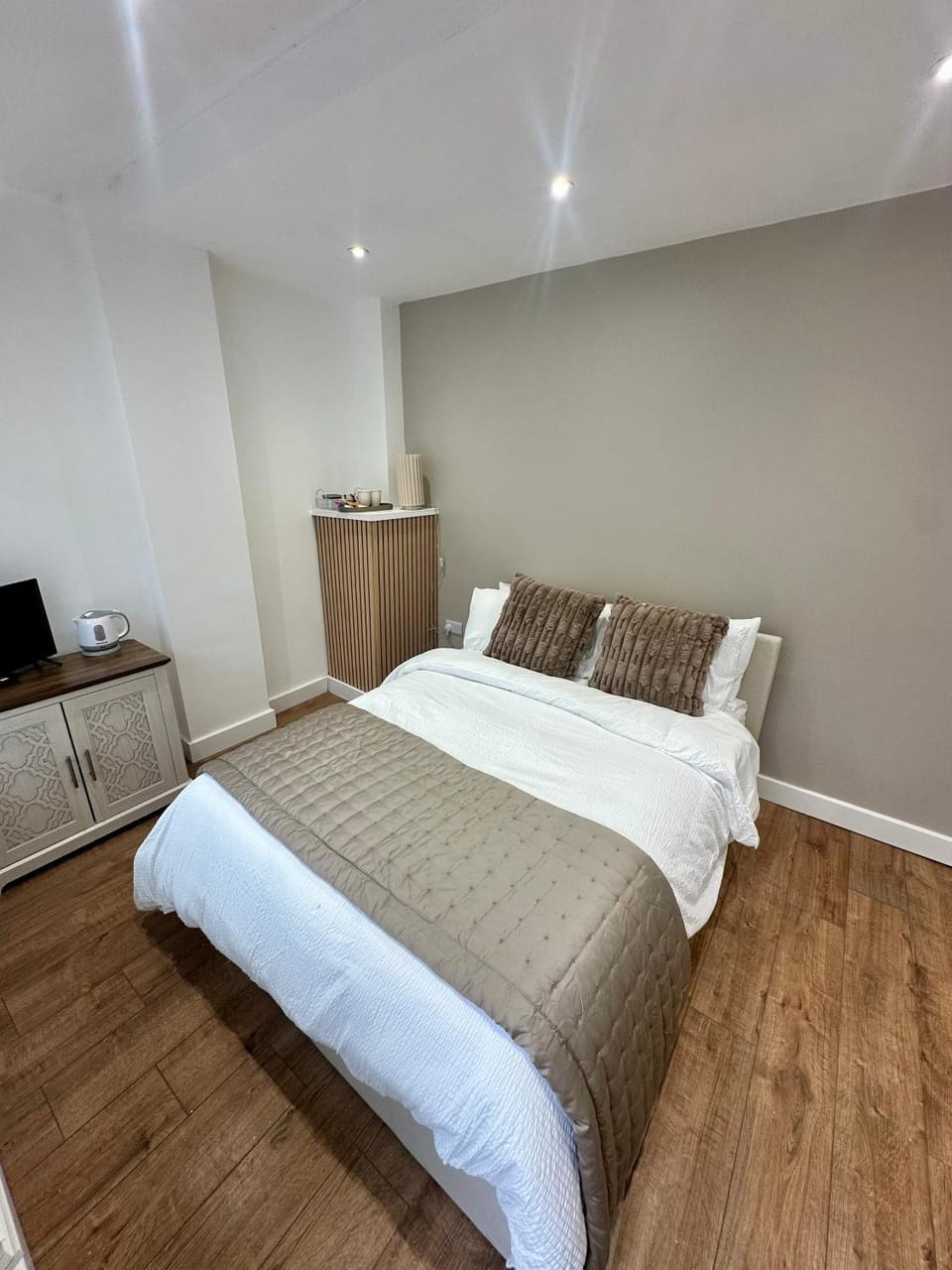 Photo of the whole room, Bedroom