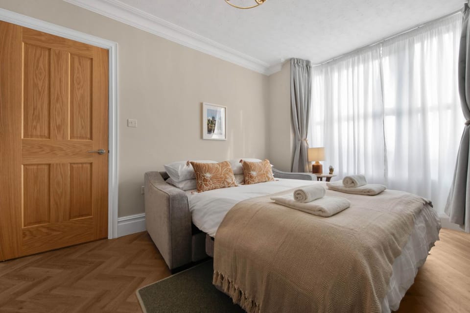 Bed, Living room