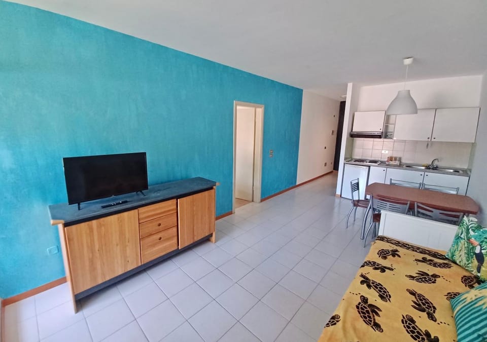 TV and multimedia, Kitchen or kitchenette, Dining area, stove