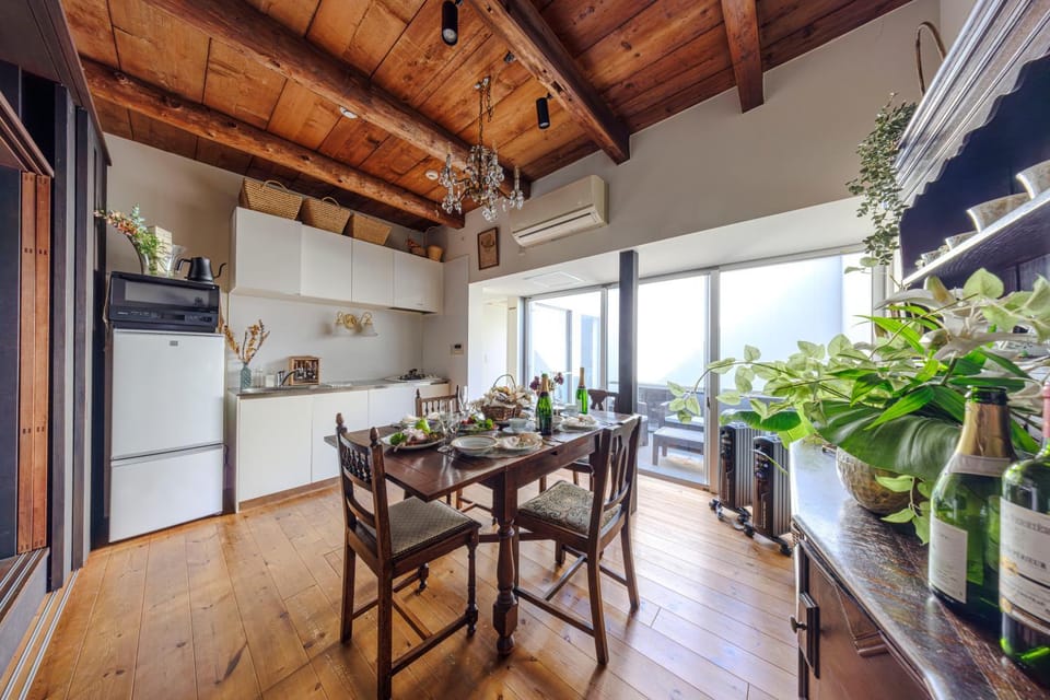 Kitchen or kitchenette, Dining area