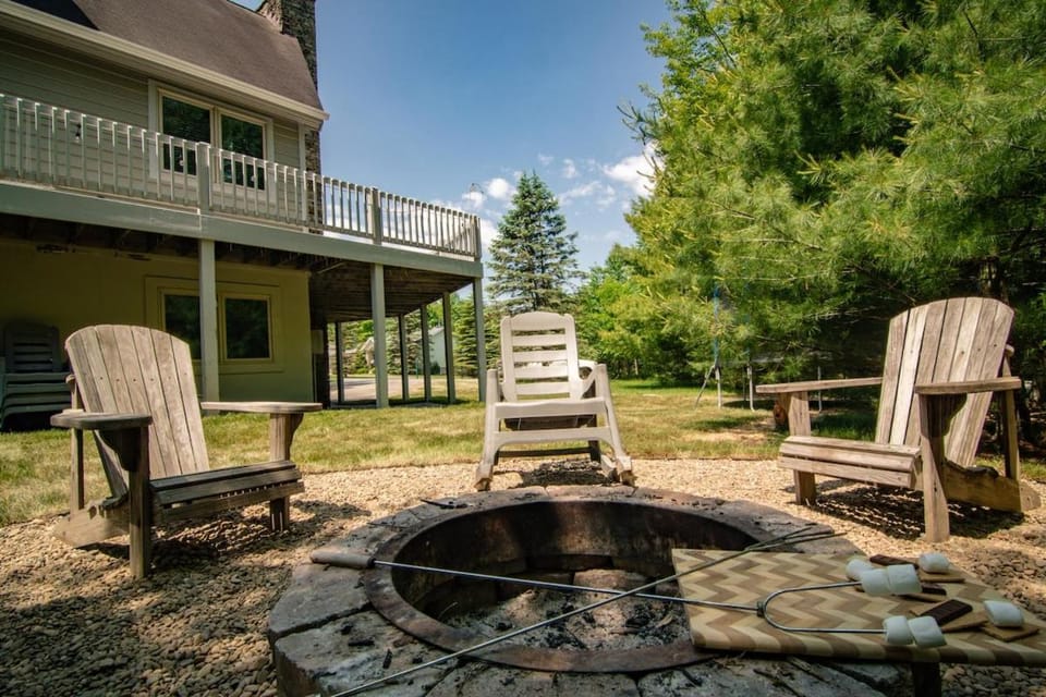 Summer Fun! Adventures Await! Hot tub-Fire Pit! Book Now! House in Deep Creek Lake