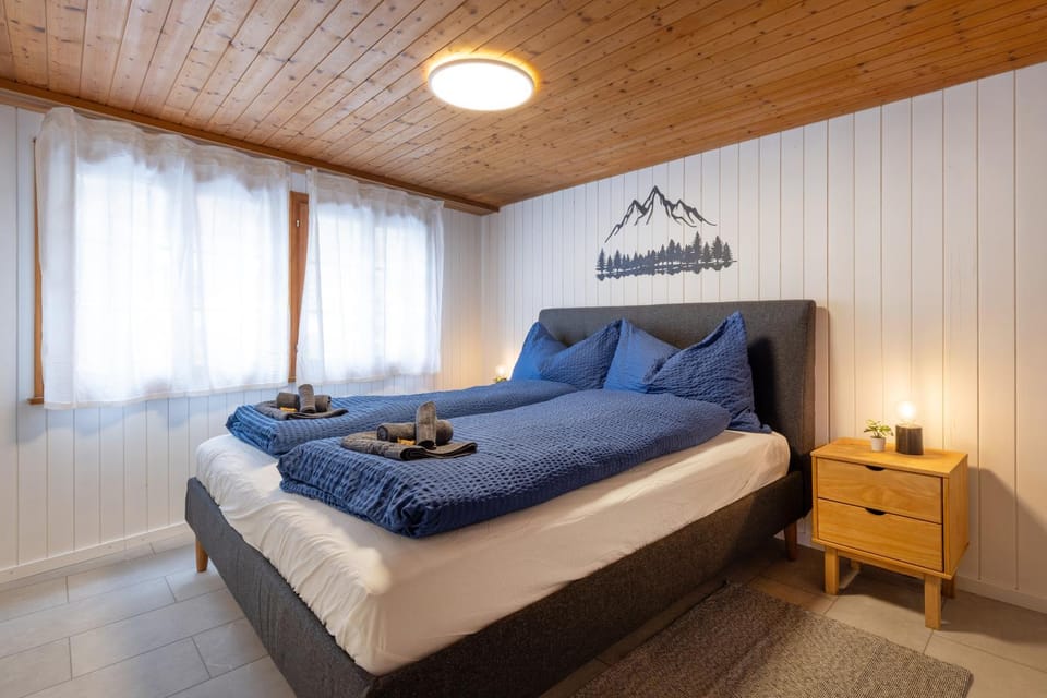 Bed, Photo of the whole room, Bedroom, towels