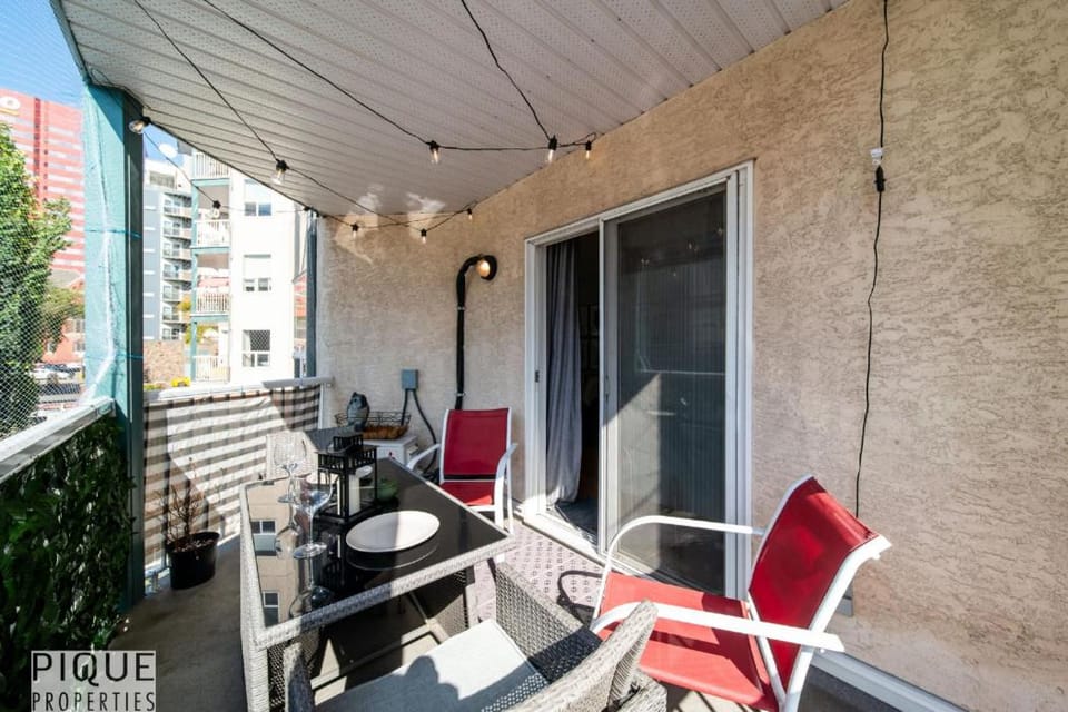 The Breakfast Club Suite - KingBed& AC - Patio - UG Park Apartment in Edmonton