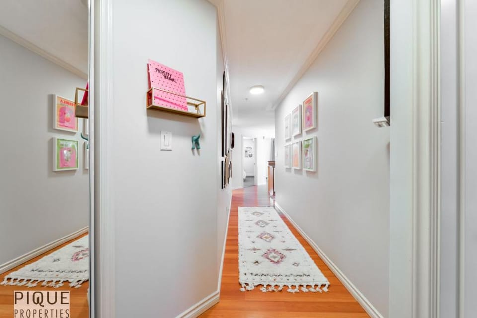 The Breakfast Club Suite - KingBed& AC - Patio - UG Park Apartment in Edmonton