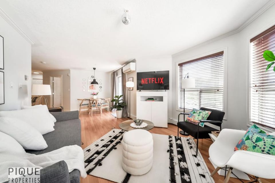 The Breakfast Club Suite - KingBed& AC - Patio - UG Park Apartment in Edmonton