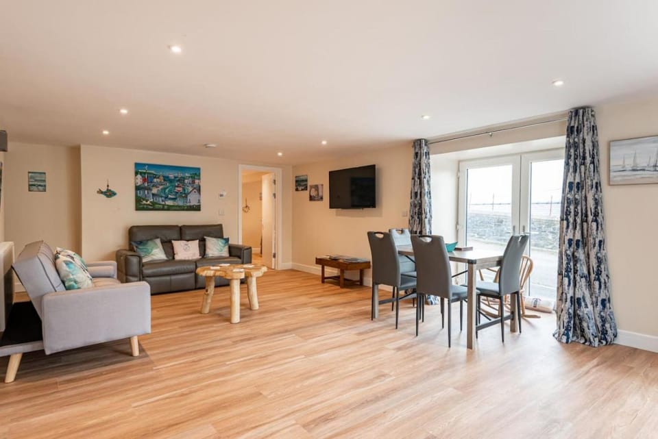 Modern ground floor apartment, near the beach Apartment in New Quay