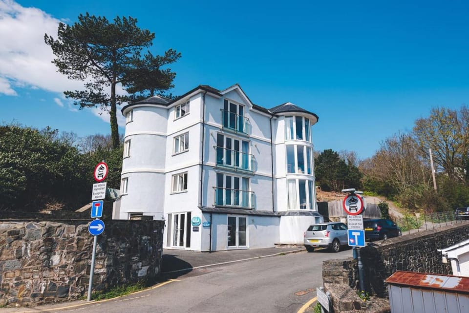 Modern ground floor apartment, near the beach Apartment in New Quay