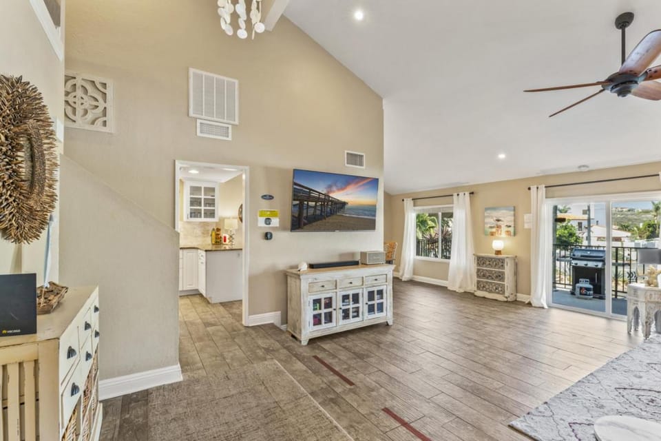 Walk to the beach and Ole Hanson Casino Wedding Venues House in San Clemente