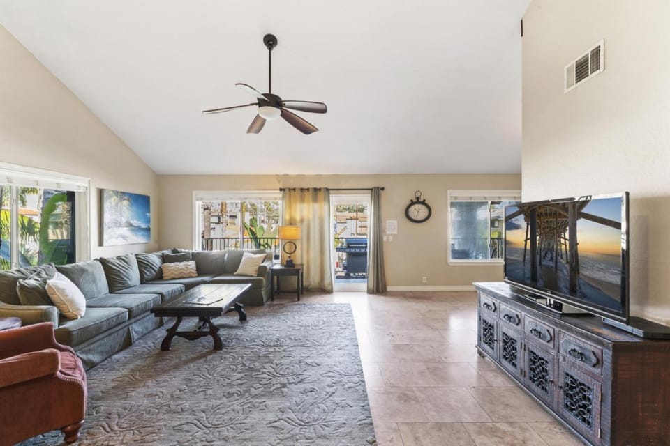 Tropical 2BR Retreat Walk to Beach Wedding Venues Large Deck House in San Clemente