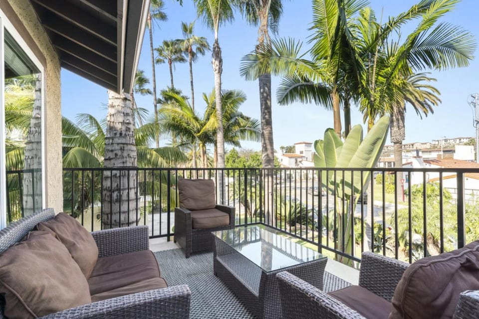 Tropical 2BR Retreat Walk to Beach Wedding Venues Large Deck House in San Clemente