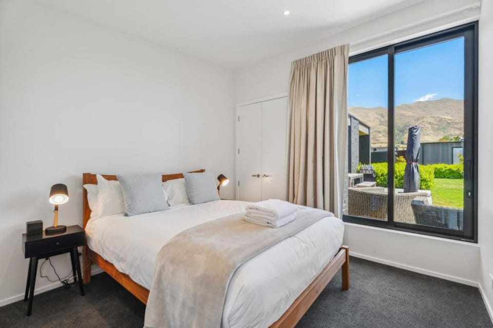 Bedroom, Mountain view