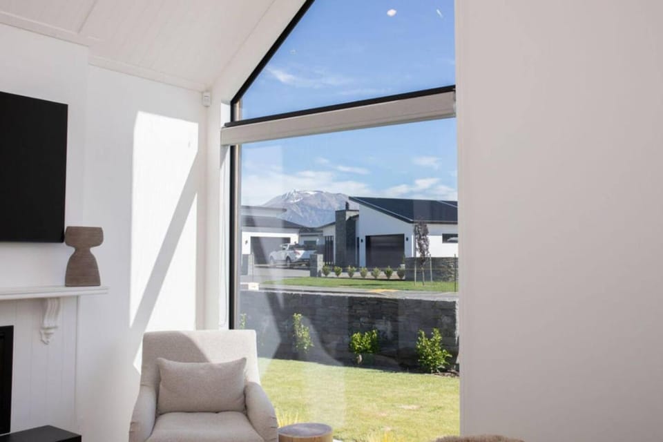 Communal lounge/ TV room, Natural landscape, Living room, Seating area
