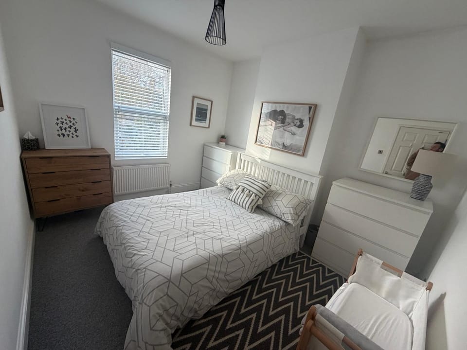 Cozy and Convenient Raynes Park maisonette Apartment in London Borough of Richmond upon Thames