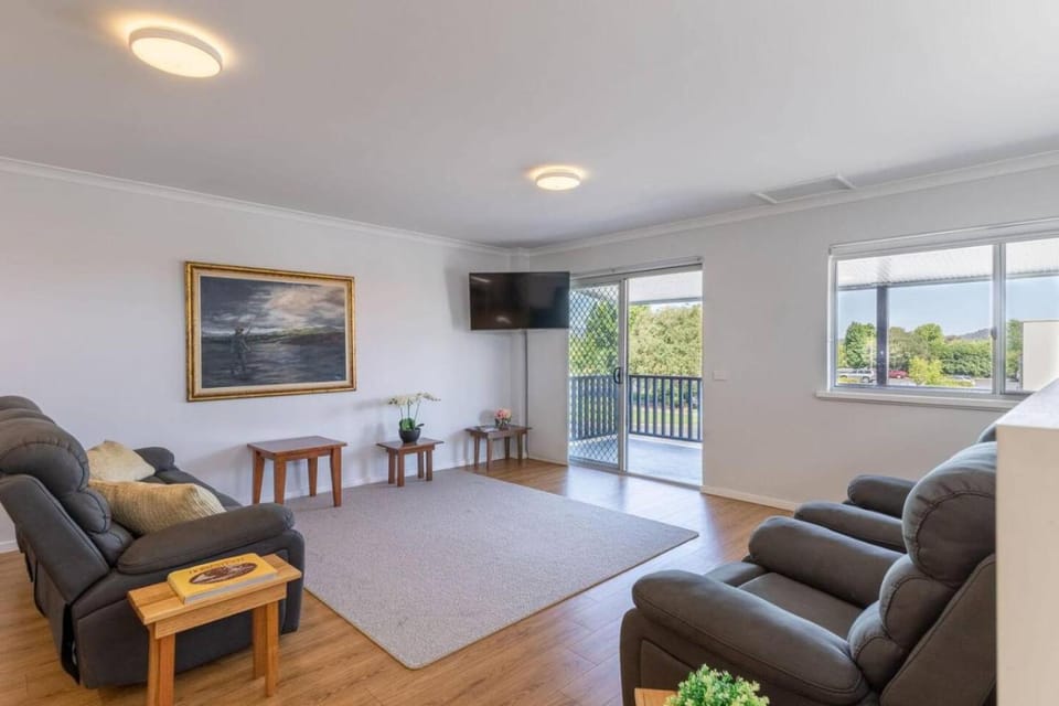 Central Chic- Beautifully appointed townhouse House in Myrtleford